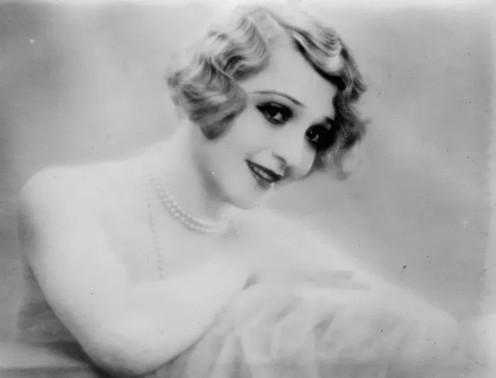 Framed Print : Englands prettiest girl on the stage. Miss Madge Bellamy, who has been voted Framed Print : Englands prettiest girl on the stage. Miss Madge Bellamy, who has been voted