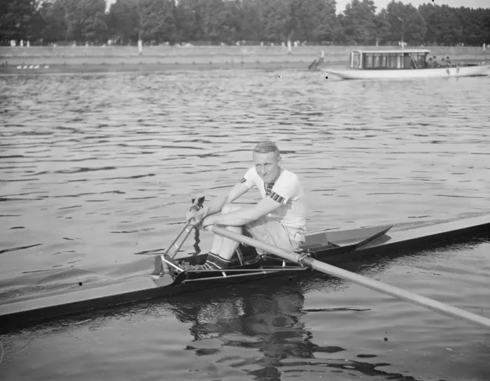 Framed Print : English and American scullers meet in contest on Thames Mr J Beresford, Junr