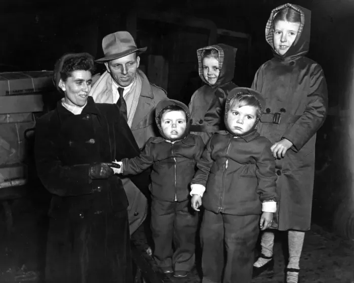 Framed Print : English emigrants leave for Australia 1955 on the free and assisted passage scheme Framed Print : English emigrants leave for Australia 1955 on the free and assisted passage scheme