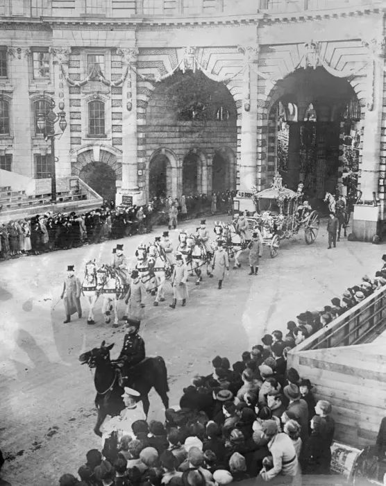 Framed Print : Enormous early morning crowds watch Coronation procession rehearsal. Enormous crowds Framed Print : Enormous early morning crowds watch Coronation procession rehearsal. Enormous crowds