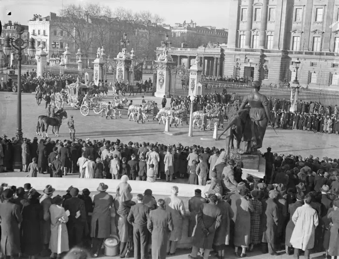 Framed Print : Enormous early morning crowds watch Coronation procession rehearsal. Enormous crowds Framed Print : Enormous early morning crowds watch Coronation procession rehearsal. Enormous crowds