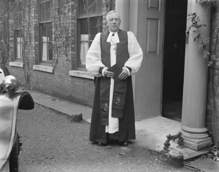 Framed Print : Enthronement of New Bishop of Chelmsford Dr Gy Warman in his robes 11 October 1923