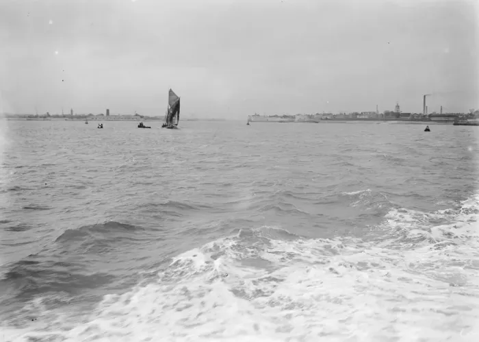 Framed Print : Entrance to Portsmouth Harbour 14 January 1928 Framed Print : Entrance to Portsmouth Harbour 14 January 1928
