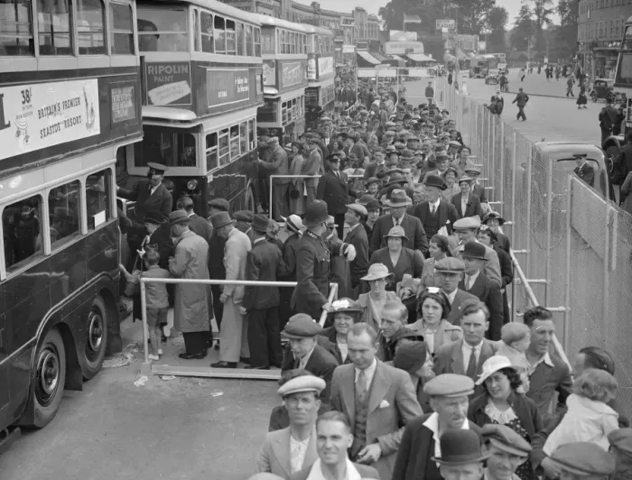 Framed Print : The Epsom Derby Summer Race Meeting. Derby Day crowds boarding buses at Morden Framed Print : The Epsom Derby Summer Race Meeting. Derby Day crowds boarding buses at Morden