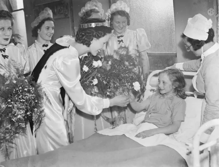 Framed Print : The Erith carnival queen with her attendants visit children at a hospital Framed Print : The Erith carnival queen with her attendants visit children at a hospital