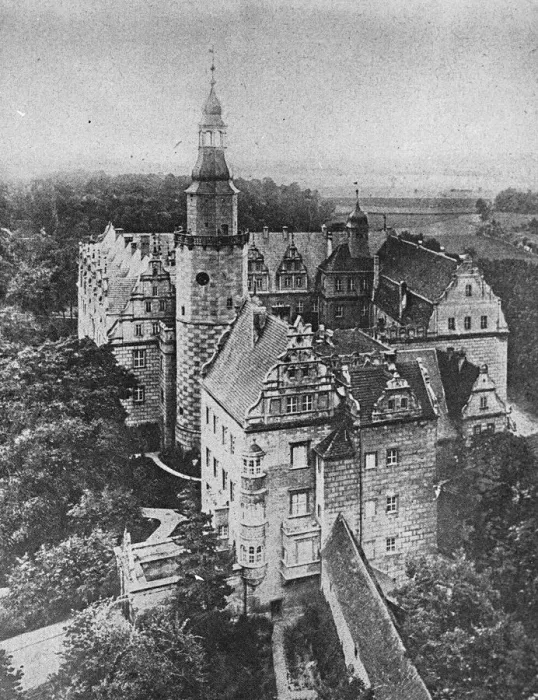 Framed Print : The Ex Crown Prince Reaches Home The Castle on his estate at Olesnica, Silesia