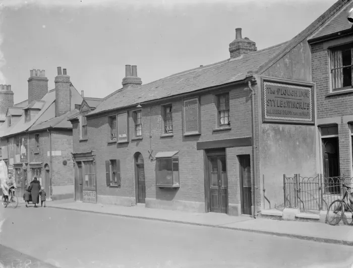 Framed Print : The exterior of the Plough Inn, Dartford, Kent. 1938