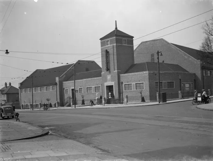 Framed Print : An exterior view opf the new swimming baths on Eltham Hill. 1939 Framed Print : An exterior view opf the new swimming baths on Eltham Hill. 1939