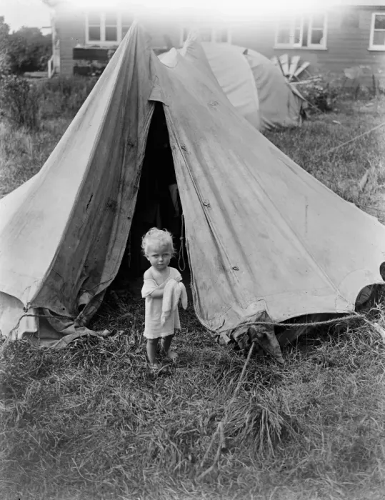 Framed Print : Two families unable to find accomodation in London, have hired a caravan and tents Framed Print : Two families unable to find accomodation in London, have hired a caravan and tents