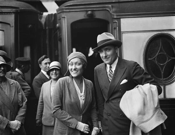 Famous screen star arrives in London. Miss Gloria Swanson, the notable screen star