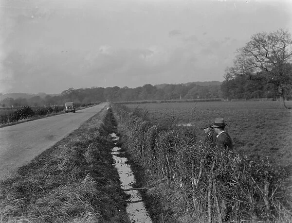 Farmers trim hedges by hand in Beltring, Kent. 1936