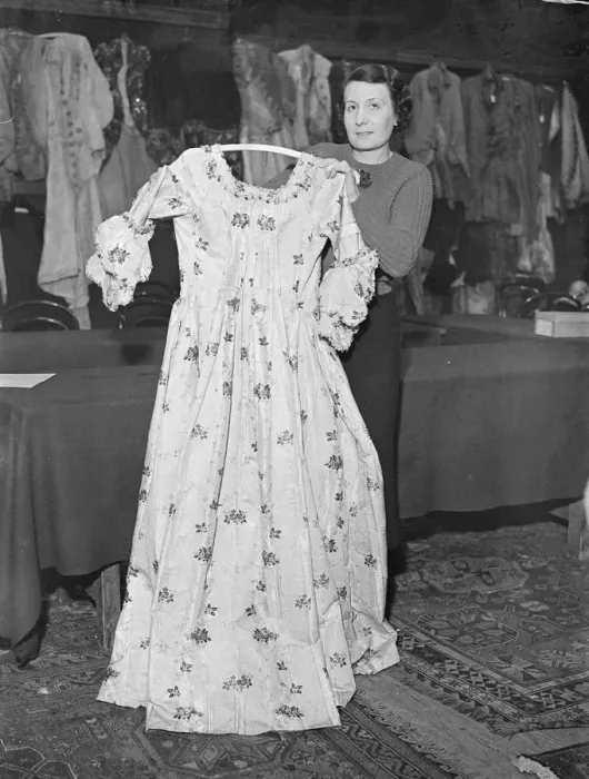 Framed Print : Fashions of three centuries shown in London. Several hundred gorgeous costumes of the 17th Framed Print : Fashions of three centuries shown in London. Several hundred gorgeous costumes of the 17th