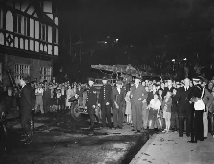 Framed Print : Fire, Halls, Dartford, with large crowds watching. Firemen with fire engine in
