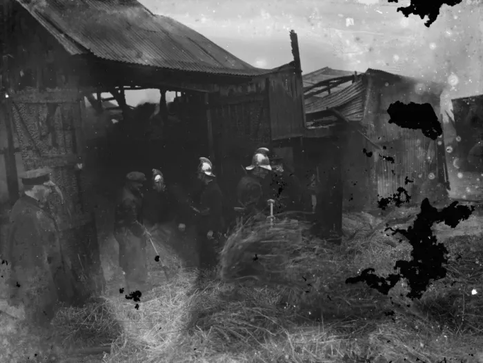Framed Print : A fire at Hulberry Farm in Eynsford, Kent, attended to by the local fire department