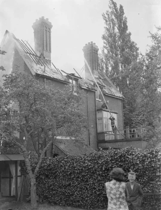 Framed Print : Firemen respond to a house fire in Chislehurst, Kent. Firemen hose water into Framed Print : Firemen respond to a house fire in Chislehurst, Kent. Firemen hose water into