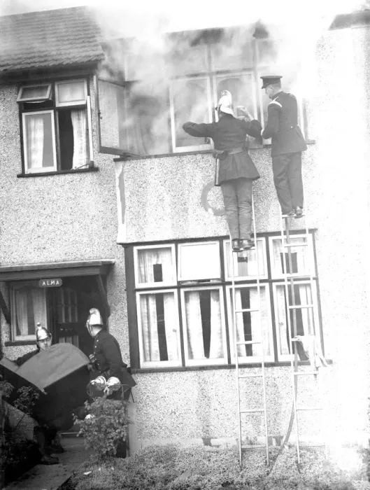 Framed Print : Firemen tend to a fire at Alma house on Old Farm Avenue in Sidcup, Kent Framed Print : Firemen tend to a fire at Alma house on Old Farm Avenue in Sidcup, Kent
