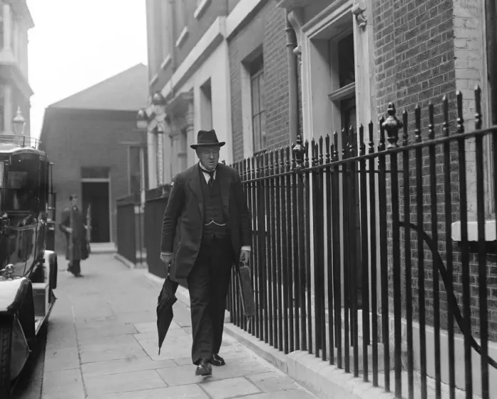 Framed Print : The first cabinet meeting at No 10 Downing Street since the holidays. Lord Cushenden arriving