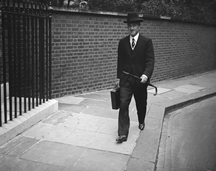 Framed Print : The first cabinet meeting at No 10 Downing Street since the holidays. Sir Samuel Hoare arriving
