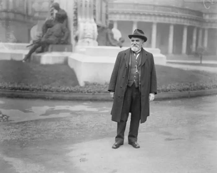 Framed Print : First meeting of the Irish Free State senate in Dublin. Sir John Griffiths arriving Framed Print : First meeting of the Irish Free State senate in Dublin. Sir John Griffiths arriving