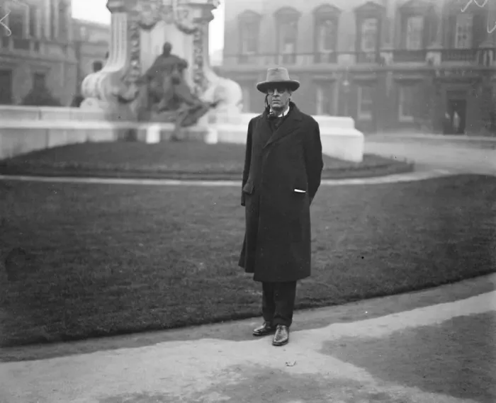 Framed Print : First meeting of Irish Free State Senate in Dublin. Mr W B Yeats, poet and dramatist, arriving