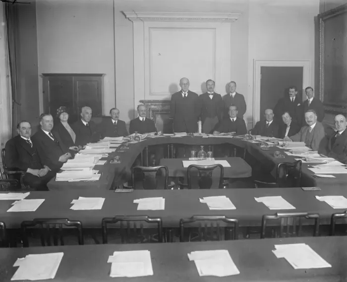 Framed Print : First meeting of Royal Commission on food prices at Board of Trade offices. Left to right Framed Print : First meeting of Royal Commission on food prices at Board of Trade offices. Left to right
