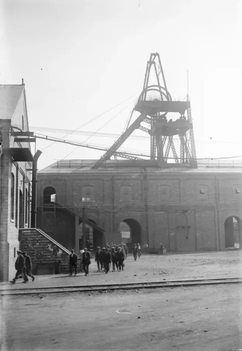 Framed Print : First wages paid out to Midland miners since dispute began. Miners leaving the Clipston Pit