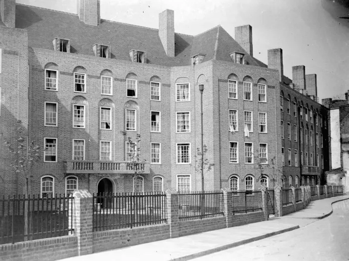 Framed Print : Flats in Wapping, London. 1933 Framed Print : Flats in Wapping, London. 1933