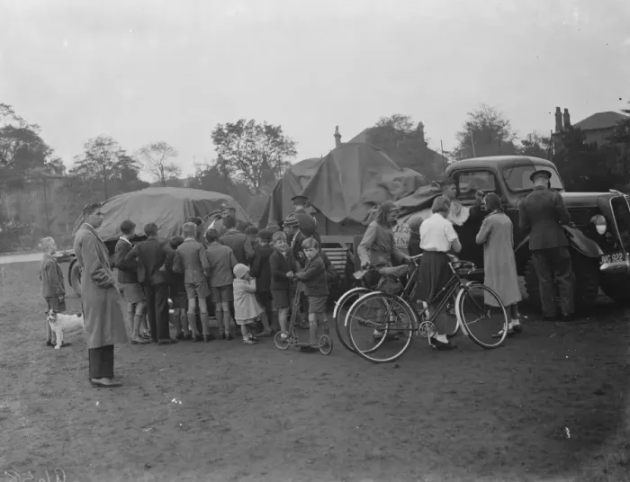 Framed Print : A Fordson WOT 1 barrage balloon winch lorry in Erith, London. 1938