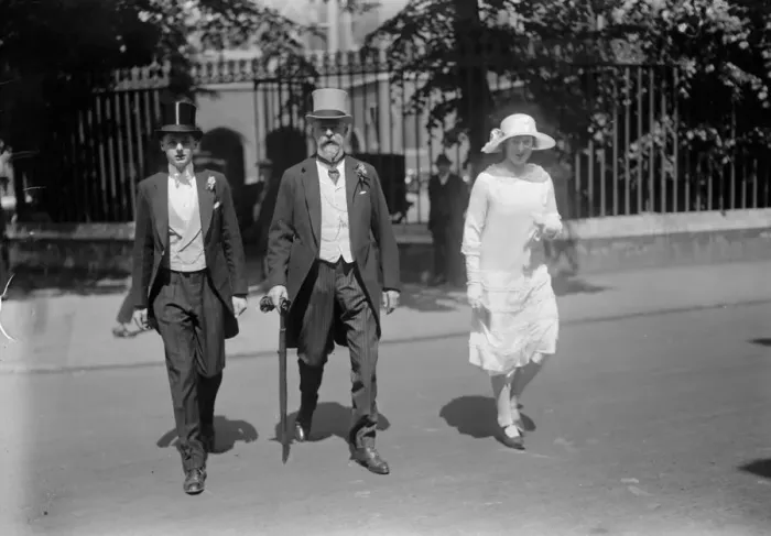 Framed Print : Fourth of June celebrations at Eton Lord Ampthill arriving with his son and daughter 4