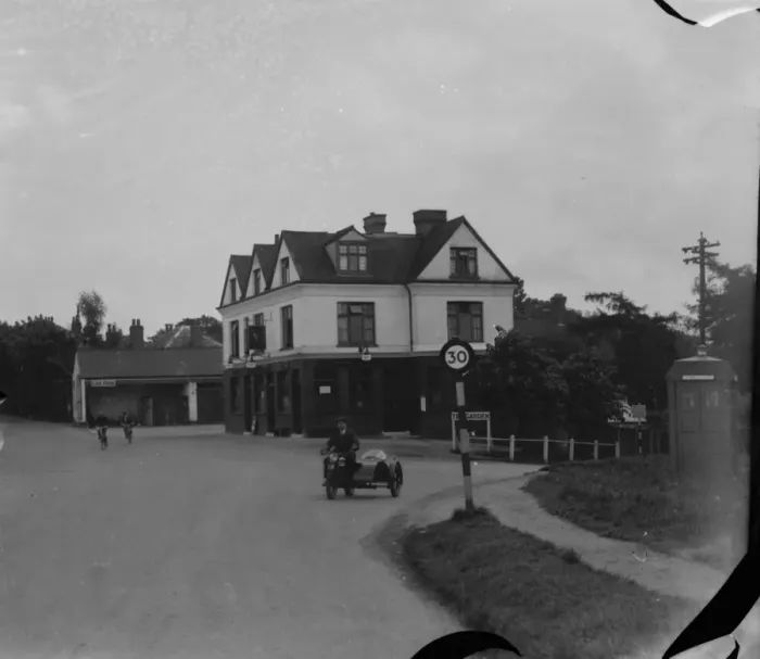 Framed Print : The Fox Inn in Keston, Kent. 1937 Framed Print : The Fox Inn in Keston, Kent. 1937