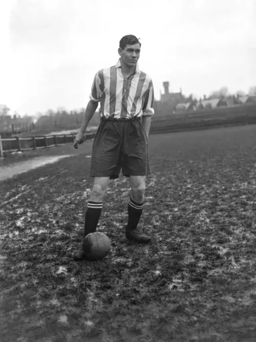 Framed Print : Fred Dell of Dartford Football Club poses with the ball at his feet Framed Print : Fred Dell of Dartford Football Club poses with the ball at his feet