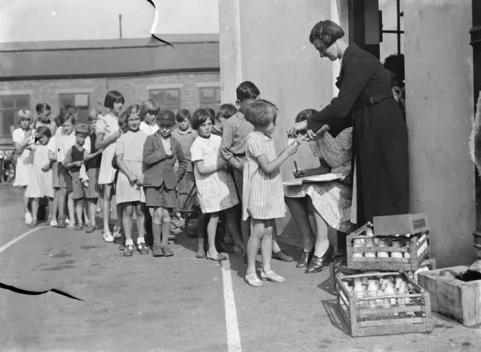 Framed Print : Free milk for children on holiday in Crayford, Kent. 1939 Framed Print : Free milk for children on holiday in Crayford, Kent. 1939