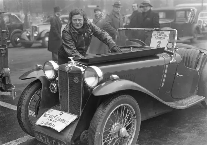 Framed Print : French motor rally. Thirty nine competitors left the Place de la Concorde in Paris