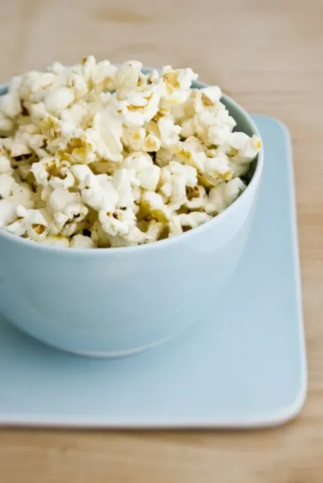 Framed Print : Freshly popped pocorn in pretty blue bowl credit: Marie-Louise Avery / thePictureKitchen Framed Print : Freshly popped pocorn in pretty blue bowl credit: Marie-Louise Avery / thePictureKitchen
