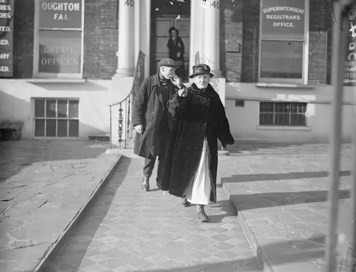 Framed Print : Friends of 51 years married at London register office. Mr Henry Bailey, a Kennington greengrocer