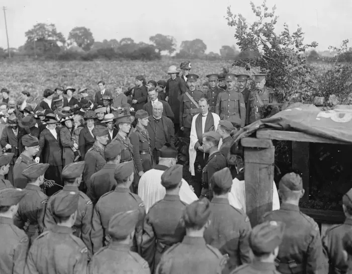 Framed Print : The funeral of the zeppelin crew at Potter Bar. 5 October 1916