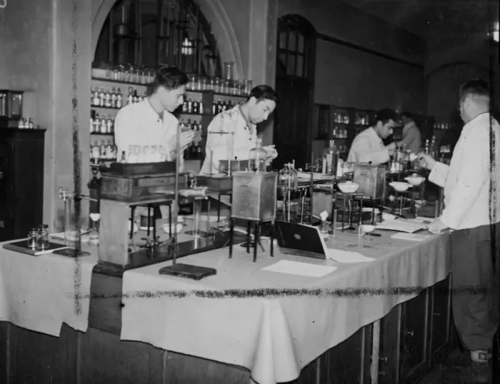 Framed Print : G Is prepare penicillins in England. Brighton Technical College officers and NCOs of the U