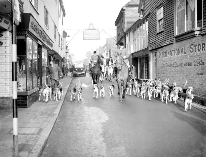 Framed Print : Under the Gallows at Edenbridge The Old Surrey and Burstow Hunt moves off after Framed Print : Under the Gallows at Edenbridge The Old Surrey and Burstow Hunt moves off after