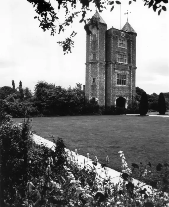 Framed Print : The gardens at Sissinghurst Castle Kent Framed Print : The gardens at Sissinghurst Castle Kent