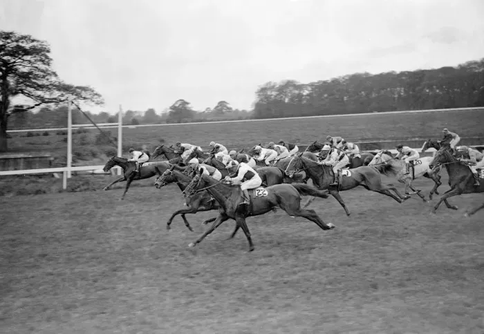 Framed Print : Gatwick Racecourse, Sussex, England. The start of the May Blossom Selling