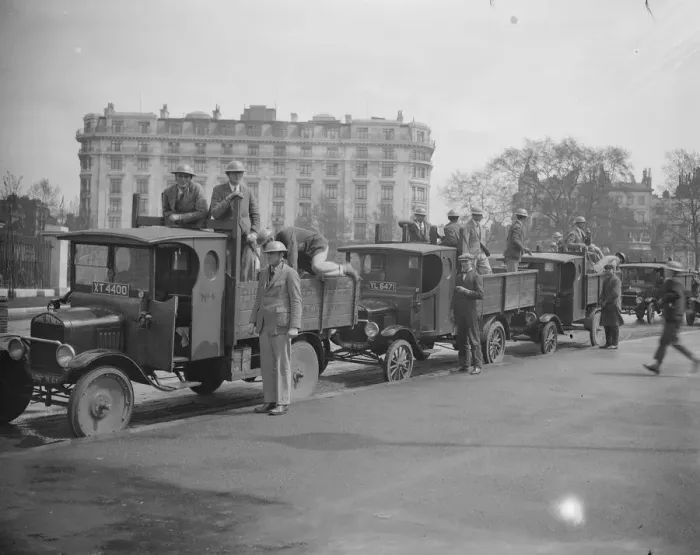 Framed Print : The General Strike Tin hatted volunteers in Hyde Park Framed Print : The General Strike Tin hatted volunteers in Hyde Park