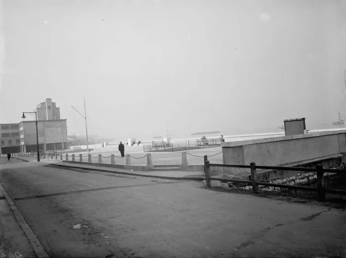 Framed Print : The general view of the promenade along the riverside at Erith, Kent Framed Print : The general view of the promenade along the riverside at Erith, Kent