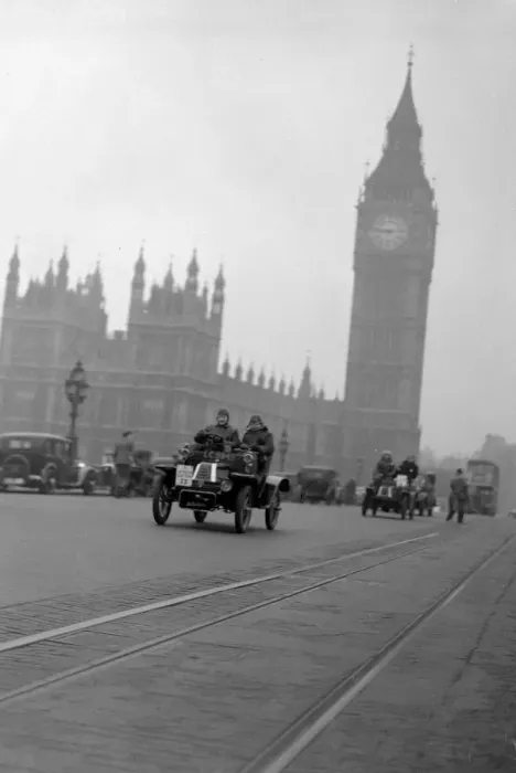 Framed Print : General view of Veteran Cars all manufactured before 1905 passing over Westminster Framed Print : General view of Veteran Cars all manufactured before 1905 passing over Westminster