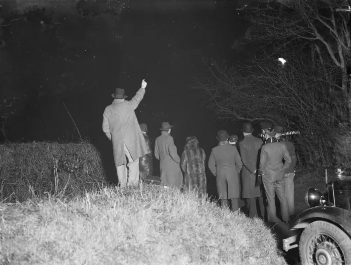 Framed Print : Ghost hunters go in search of the Meopham ghost. 10 March 1936 Framed Print : Ghost hunters go in search of the Meopham ghost. 10 March 1936