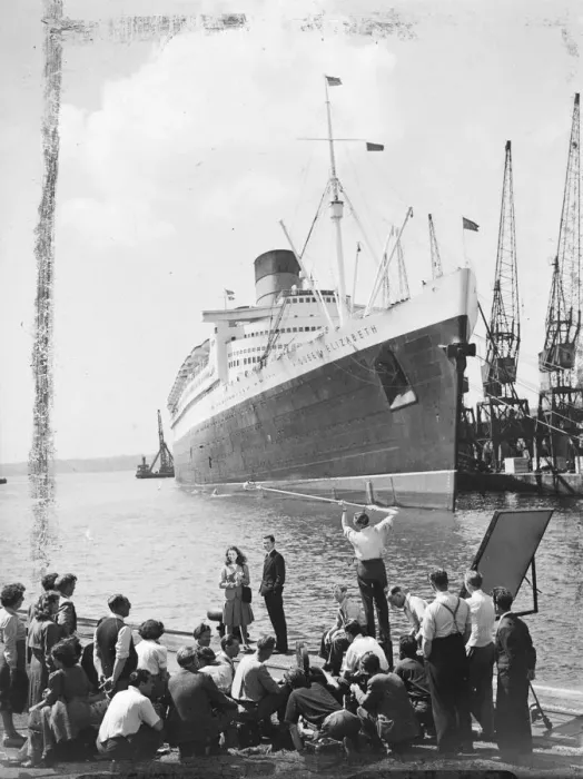 Framed Print : The giant Cunard White Star Liner Queen Elizabeth gets what is probably her first Framed Print : The giant Cunard White Star Liner Queen Elizabeth gets what is probably her first