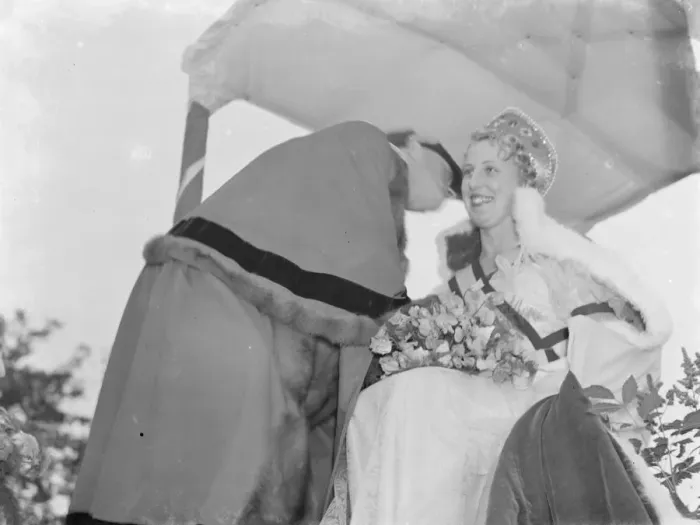 Framed Print : The Gillingham Carnival in Kent. The Mayor of Newnham crowns the carnival queen