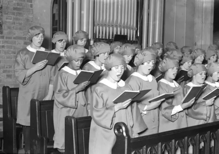 Framed Print : Girl choristers at Dr Barnardos homes, Berkingside, practising christmas carols Framed Print : Girl choristers at Dr Barnardos homes, Berkingside, practising christmas carols