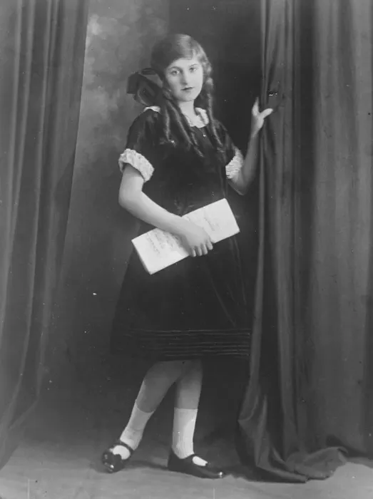 Framed Print : Girl Pianist Fame Miss Adelaide Newman the 14 year old girl who won the Pip