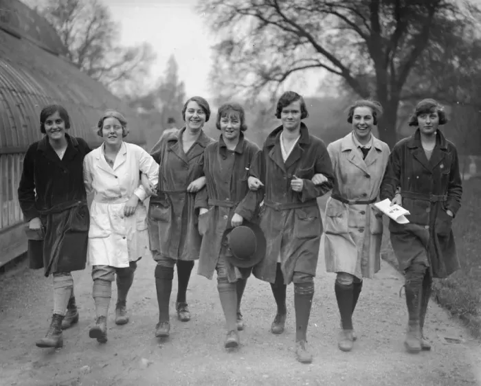 Framed Print : Girl students at the Royal Botanical Society, Regents Park, London. 4 May 1925