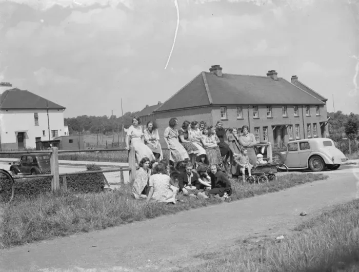 Framed Print : Girls watching the fire at the paper mills in St Mary Cray, Kent Framed Print : Girls watching the fire at the paper mills in St Mary Cray, Kent